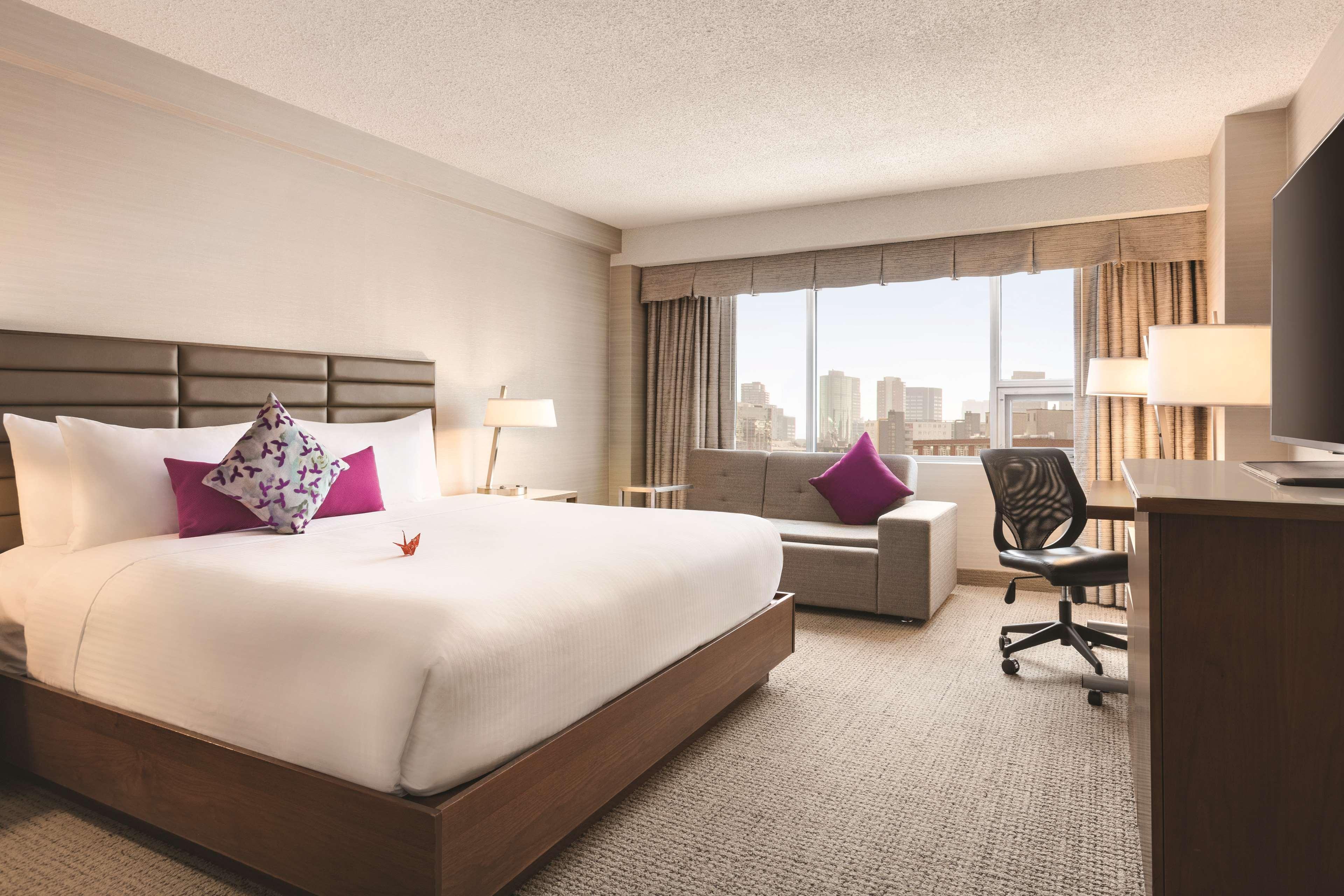 Coast Edmonton Plaza Hotel By Apa Ngoại thất bức ảnh