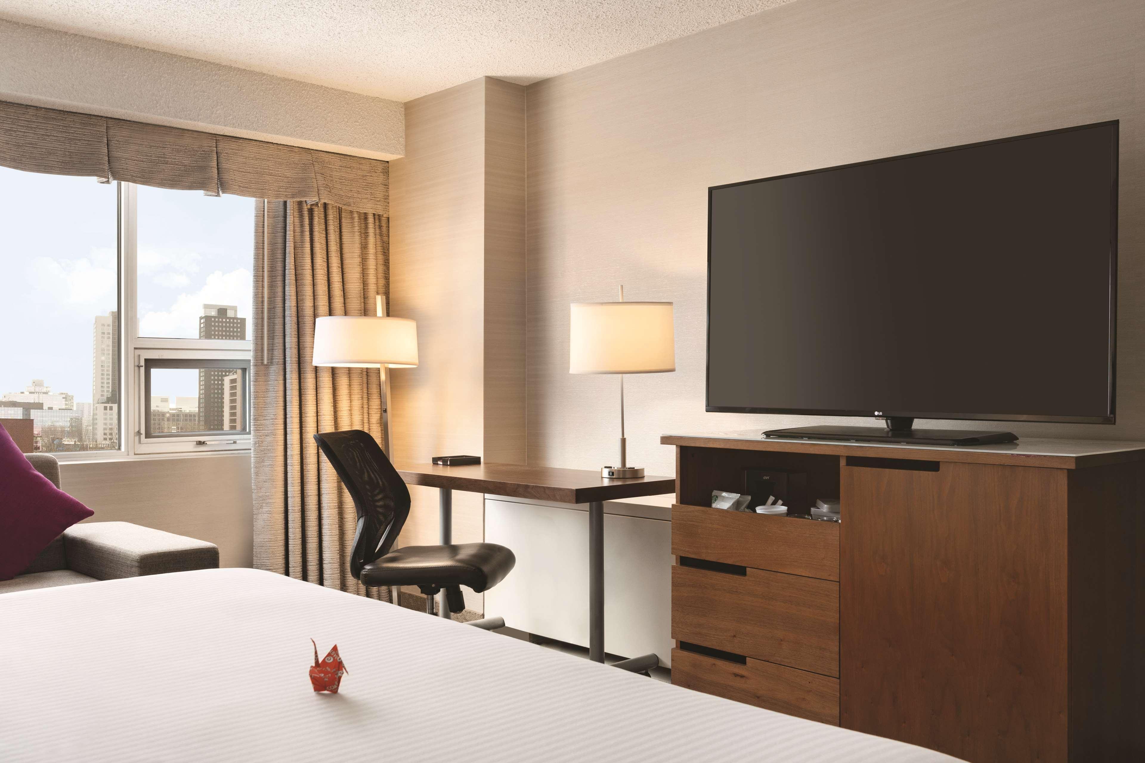 Coast Edmonton Plaza Hotel By Apa Ngoại thất bức ảnh