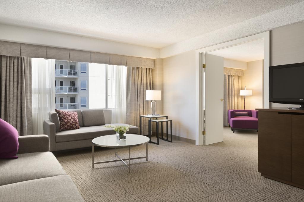 Coast Edmonton Plaza Hotel By Apa Ngoại thất bức ảnh