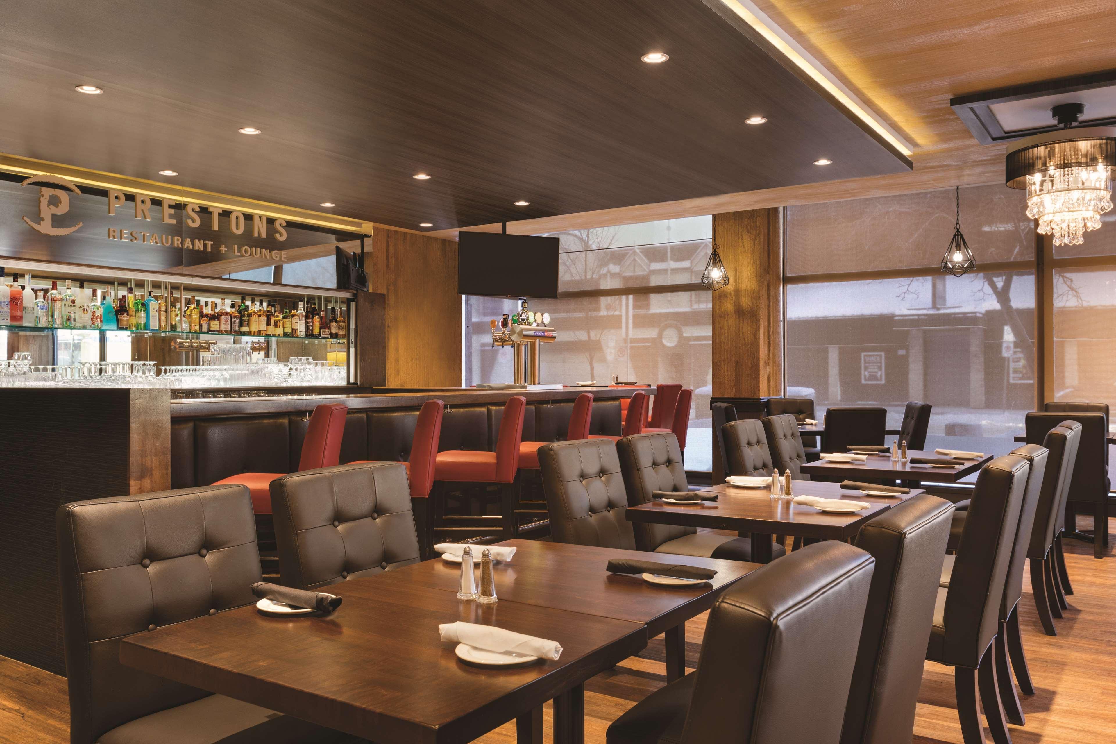 Coast Edmonton Plaza Hotel By Apa Ngoại thất bức ảnh