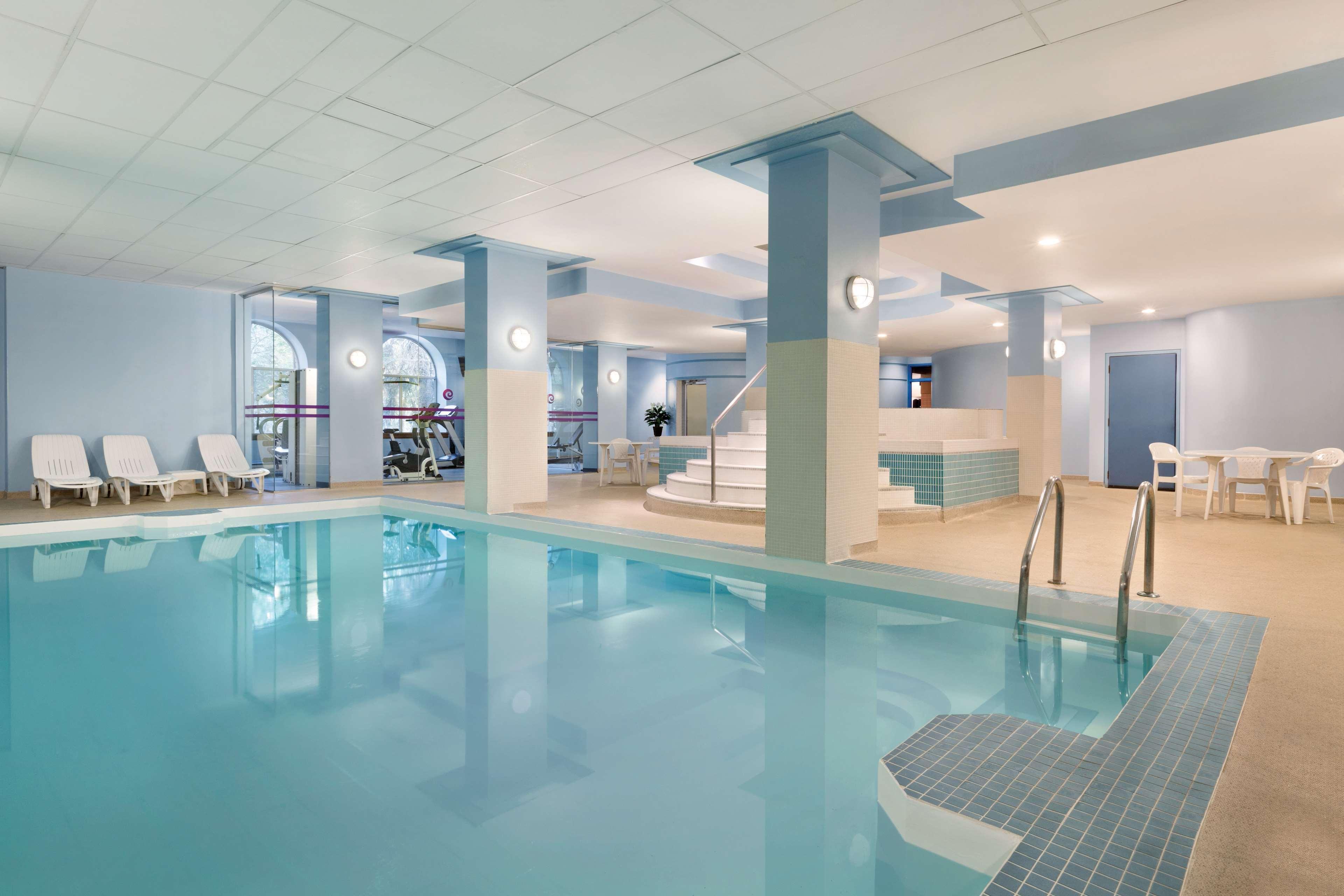Coast Edmonton Plaza Hotel By Apa Ngoại thất bức ảnh