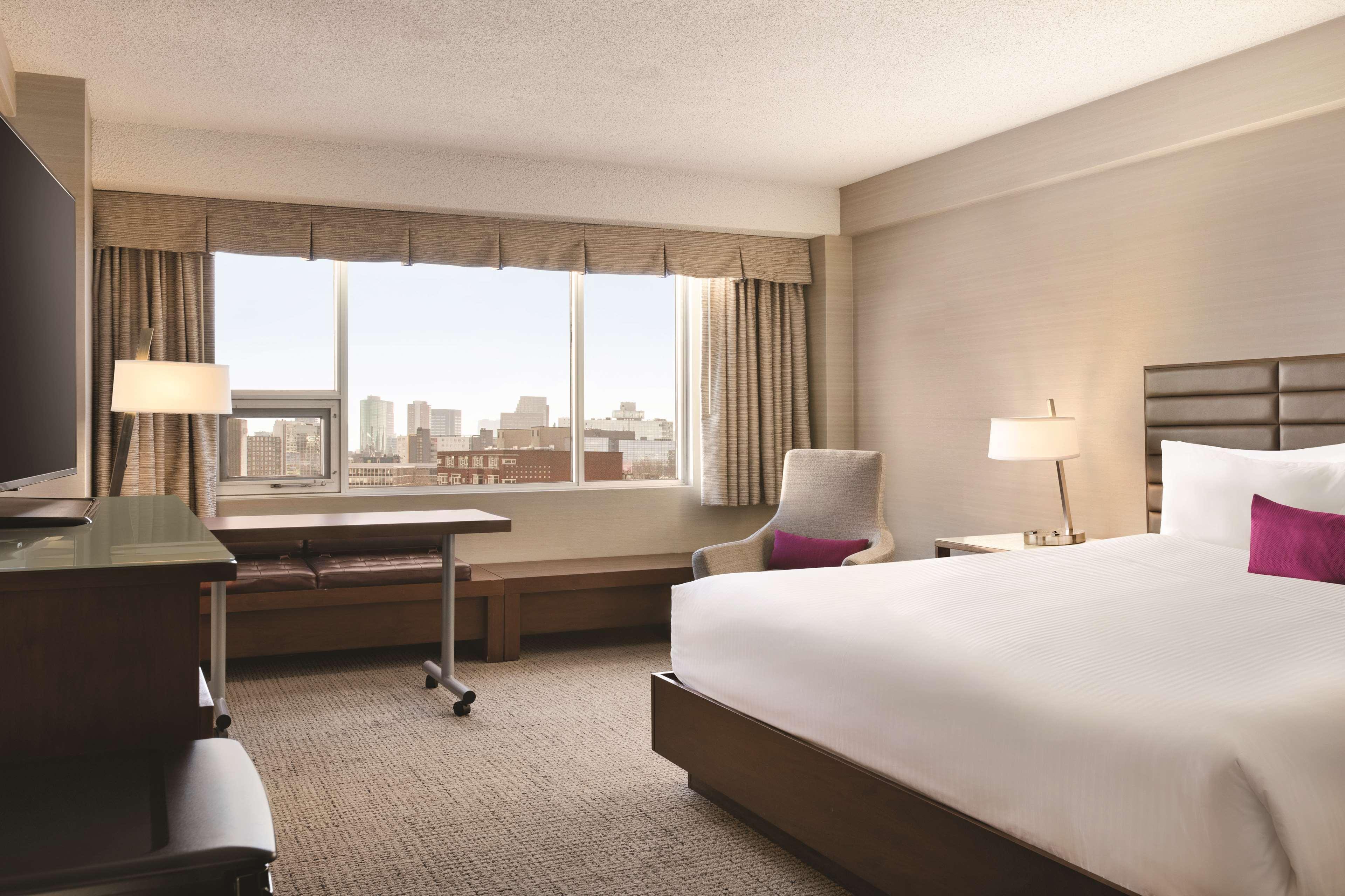 Coast Edmonton Plaza Hotel By Apa Ngoại thất bức ảnh