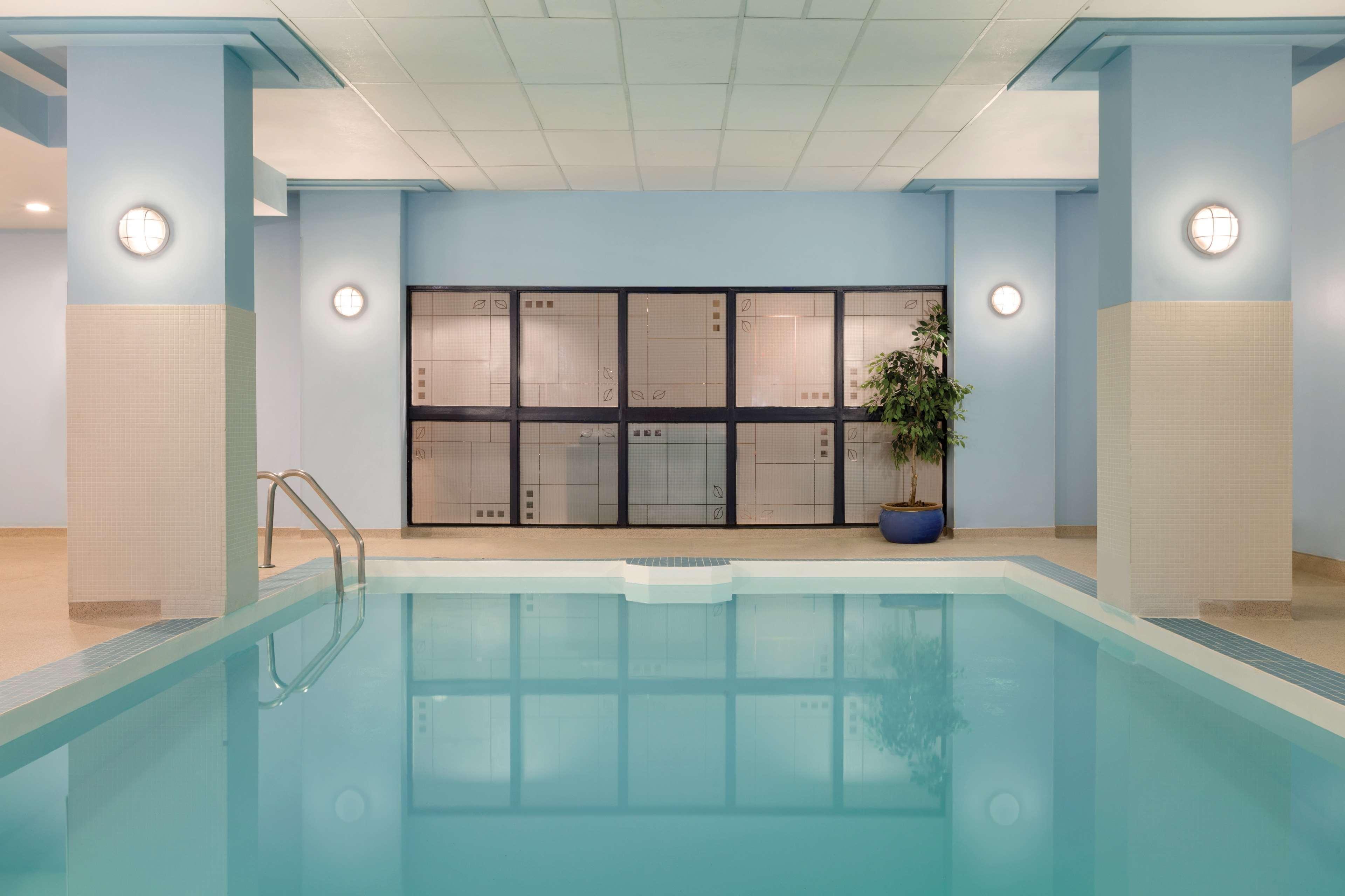 Coast Edmonton Plaza Hotel By Apa Ngoại thất bức ảnh
