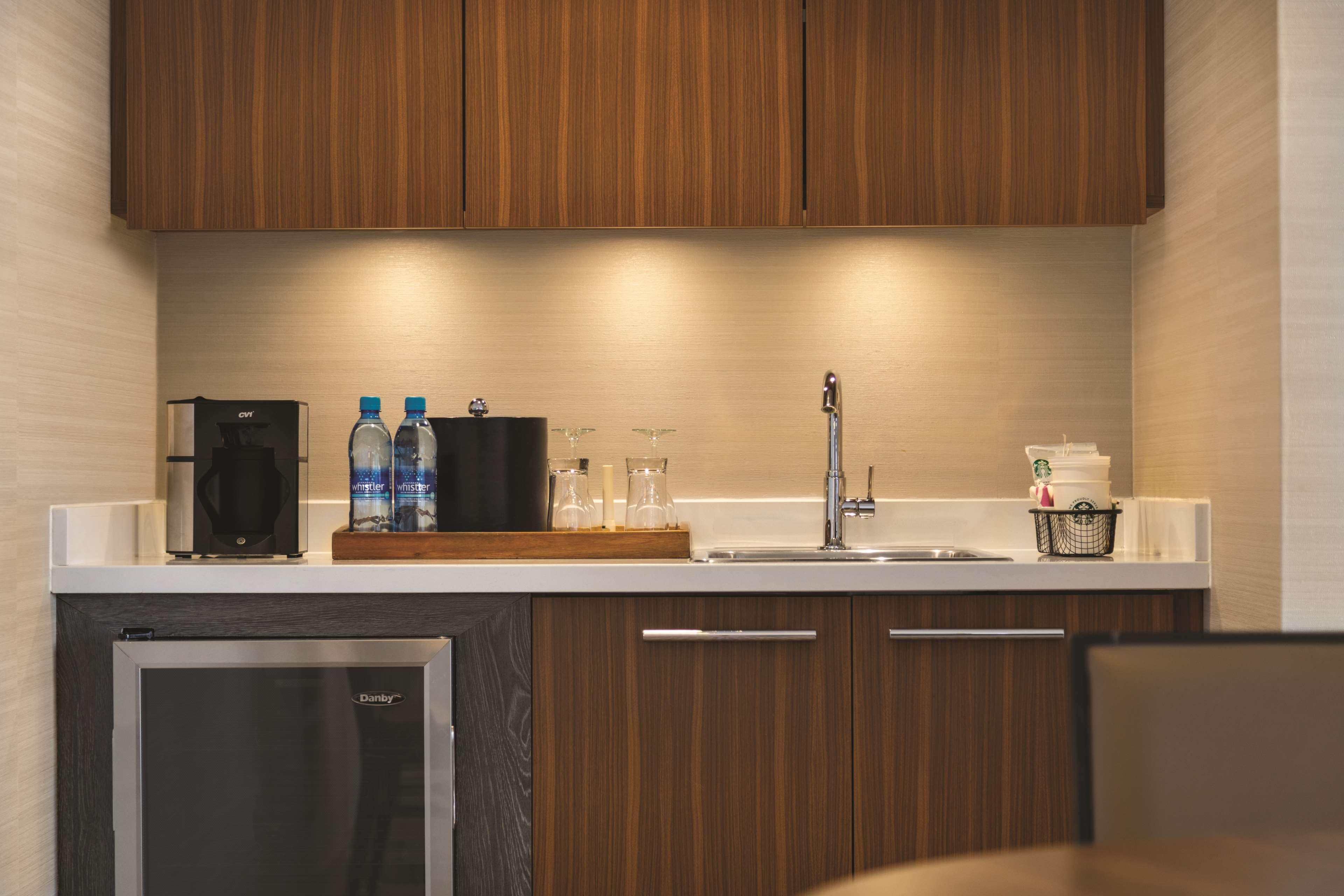 Coast Edmonton Plaza Hotel By Apa Ngoại thất bức ảnh