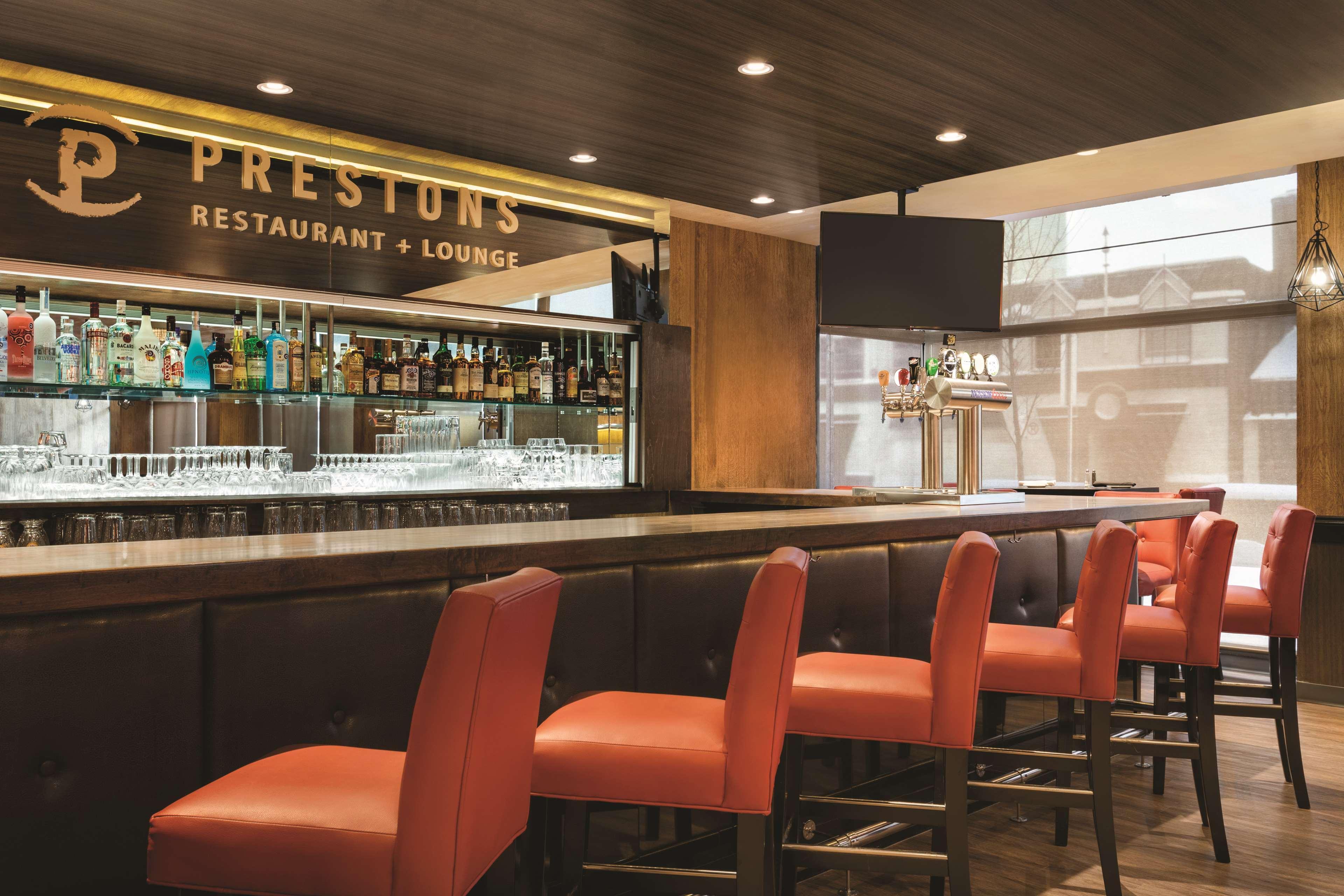 Coast Edmonton Plaza Hotel By Apa Ngoại thất bức ảnh
