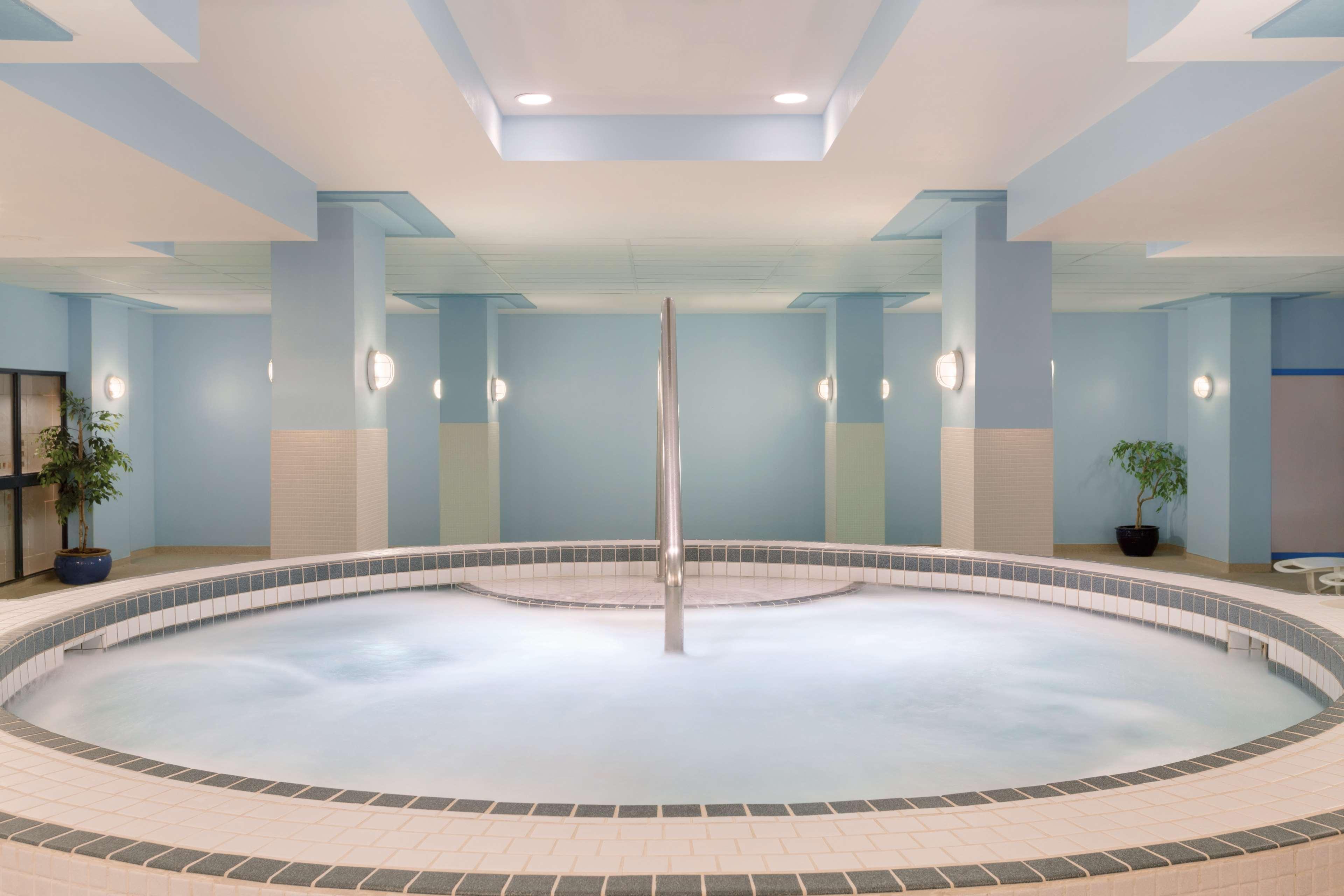 Coast Edmonton Plaza Hotel By Apa Ngoại thất bức ảnh