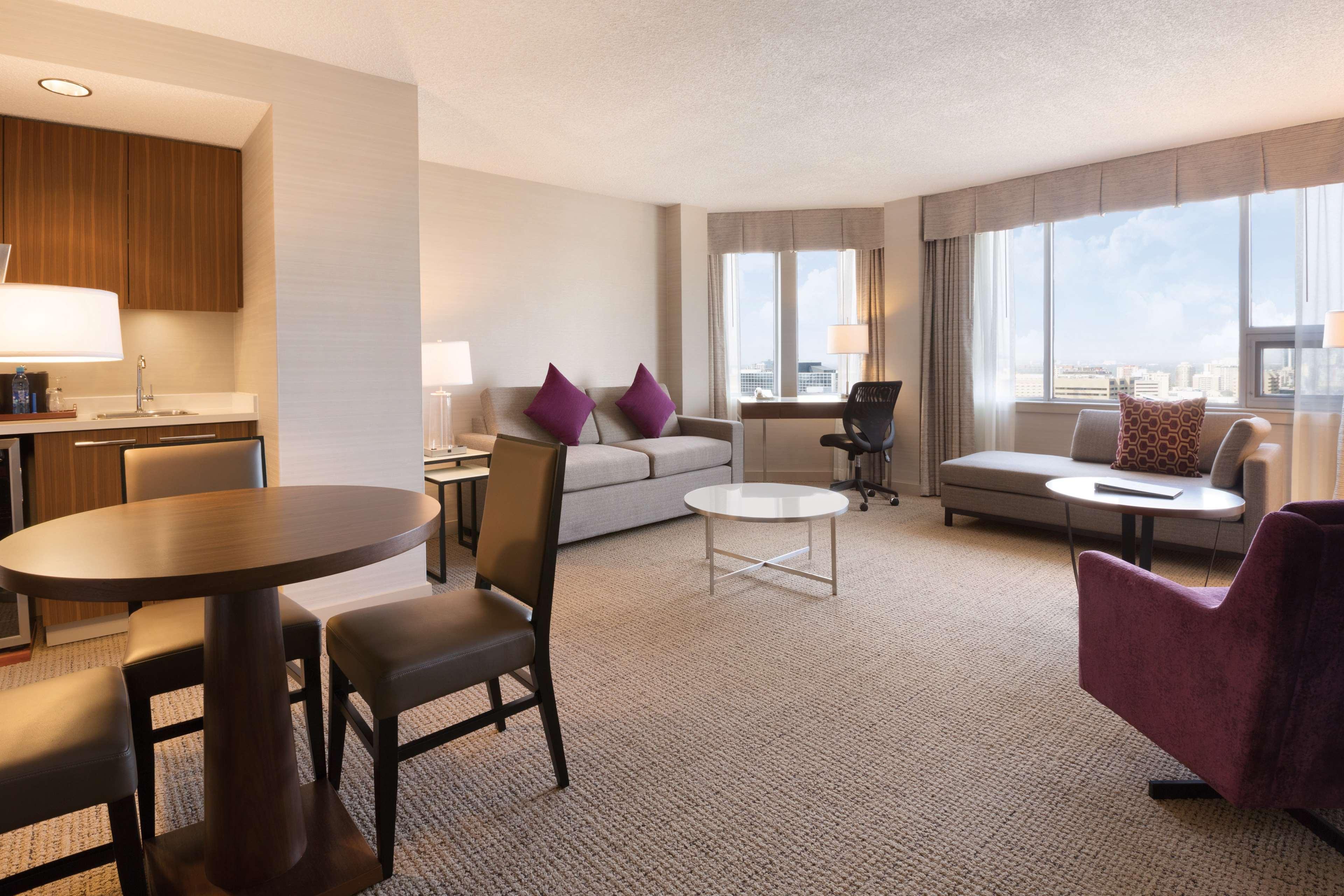 Coast Edmonton Plaza Hotel By Apa Ngoại thất bức ảnh