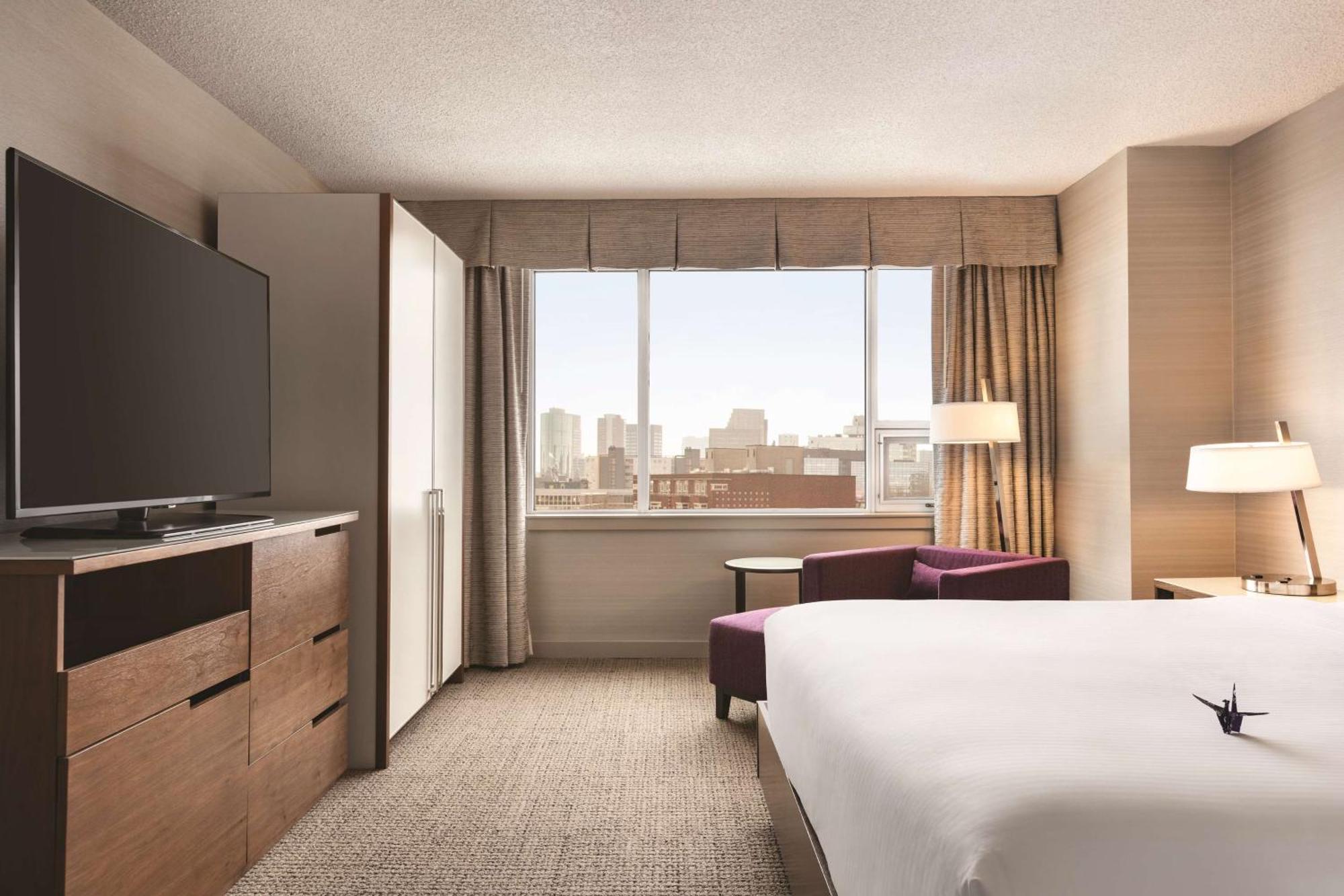 Coast Edmonton Plaza Hotel By Apa Ngoại thất bức ảnh