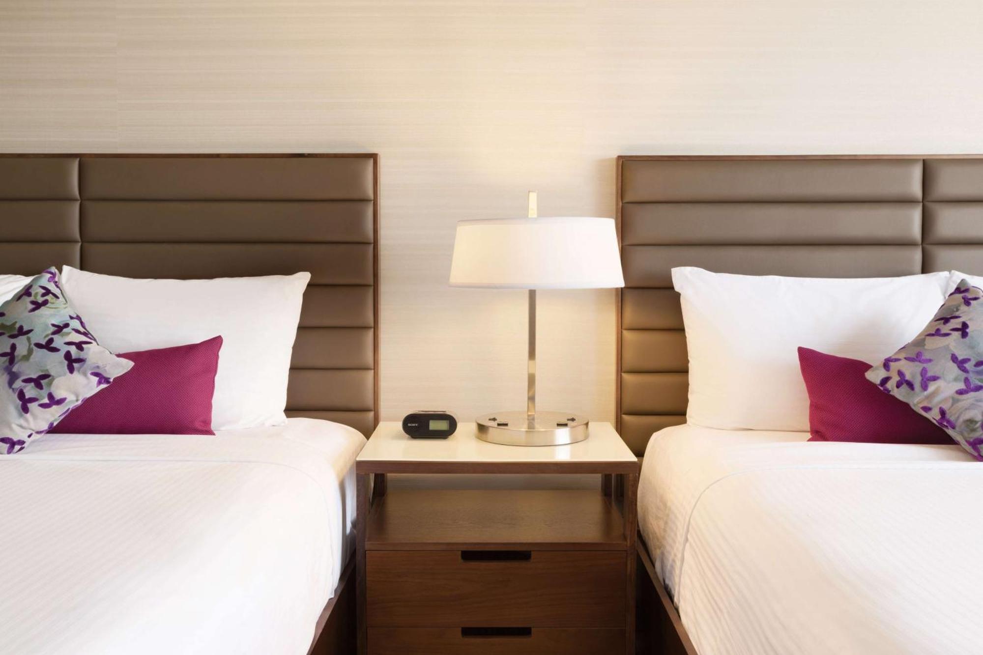 Coast Edmonton Plaza Hotel By Apa Ngoại thất bức ảnh