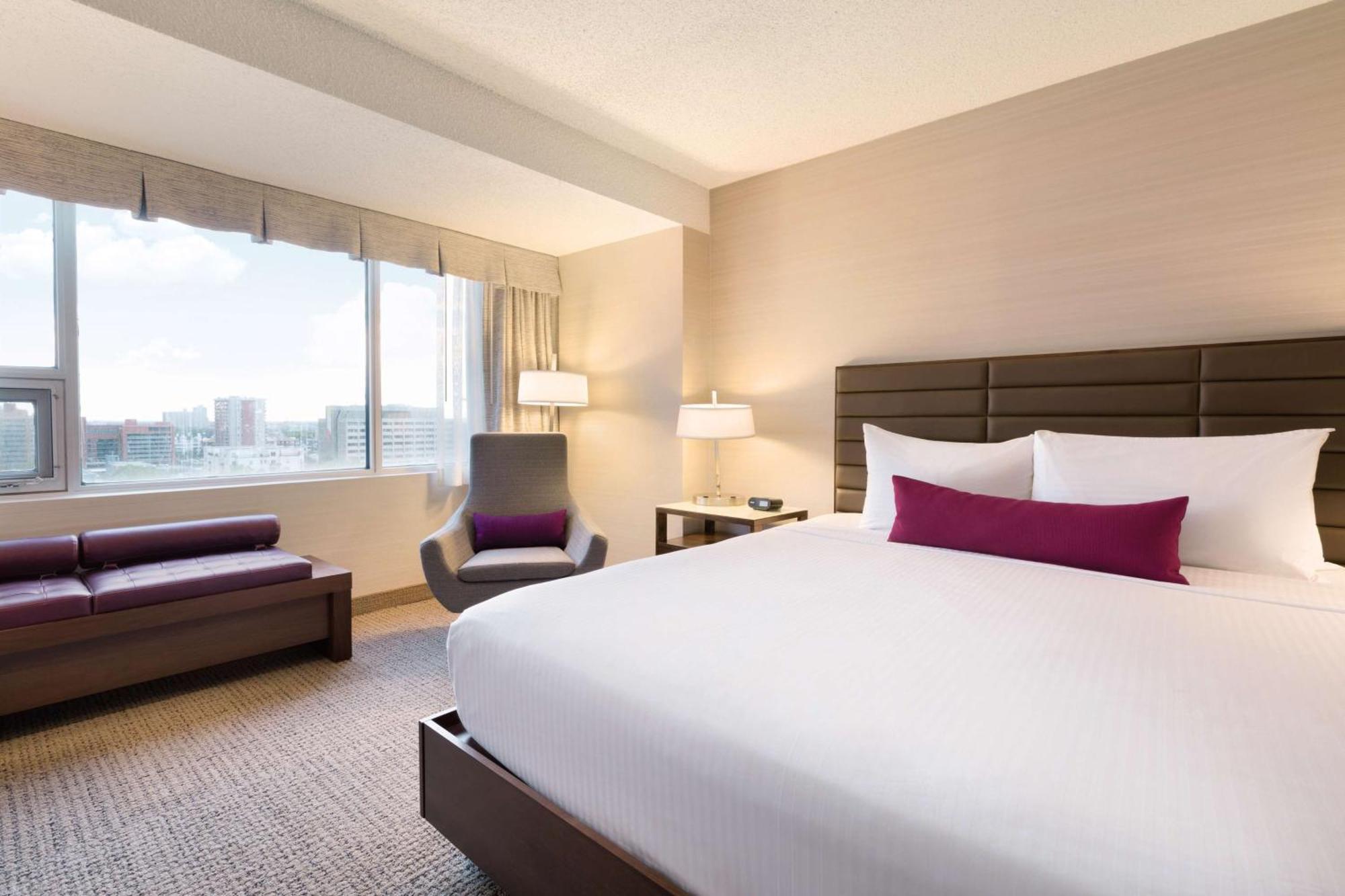Coast Edmonton Plaza Hotel By Apa Ngoại thất bức ảnh