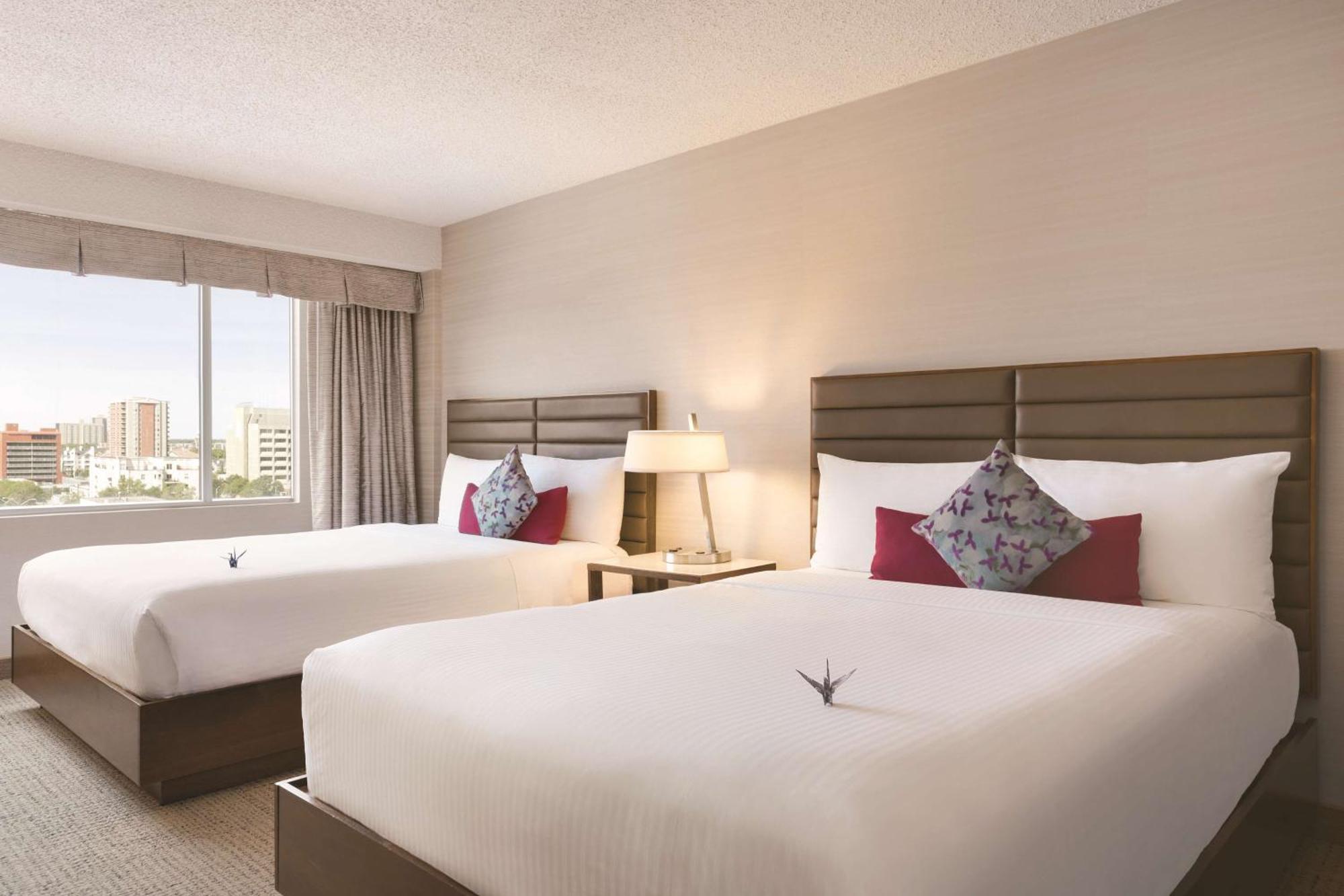 Coast Edmonton Plaza Hotel By Apa Ngoại thất bức ảnh