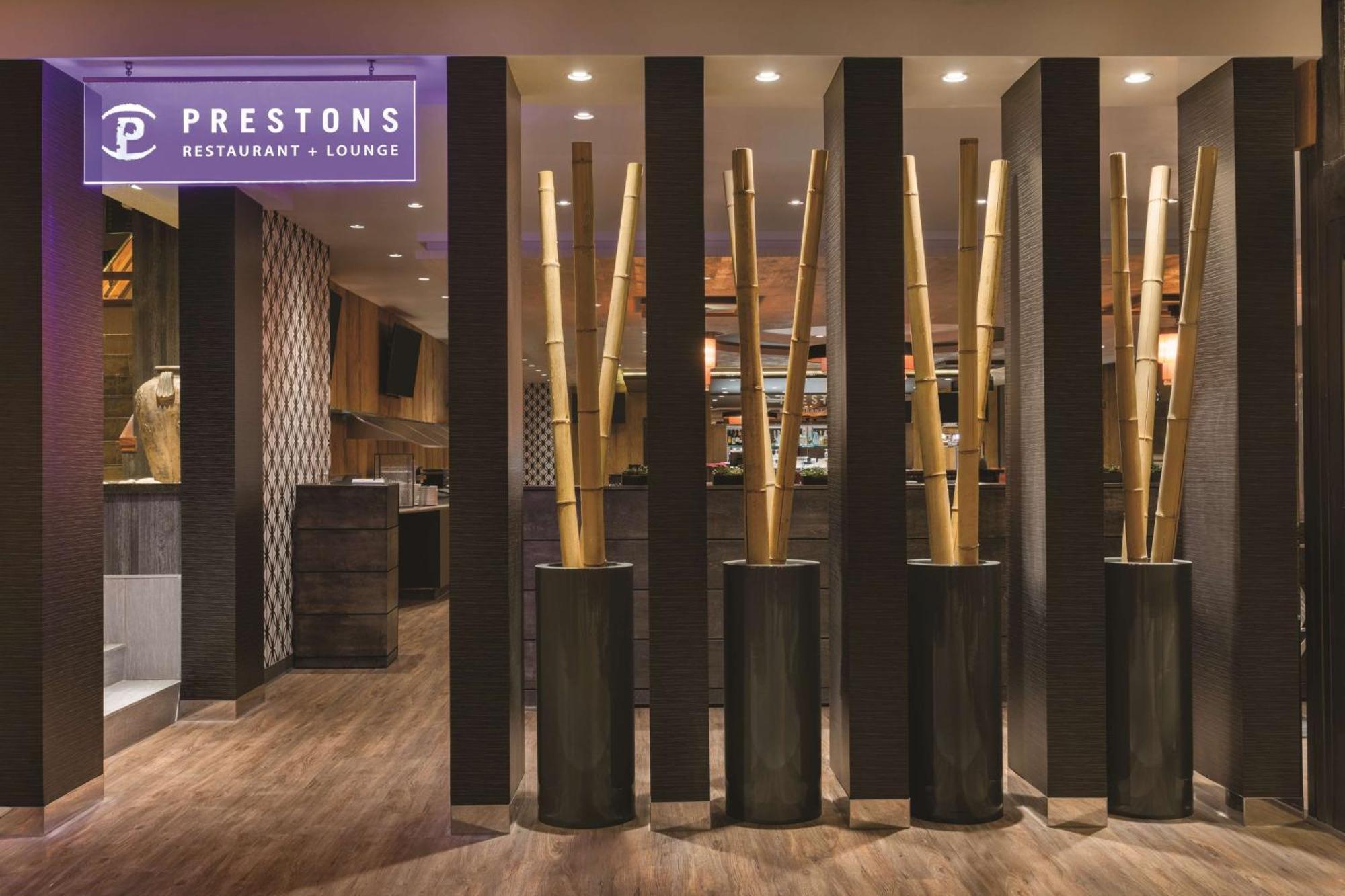 Coast Edmonton Plaza Hotel By Apa Ngoại thất bức ảnh