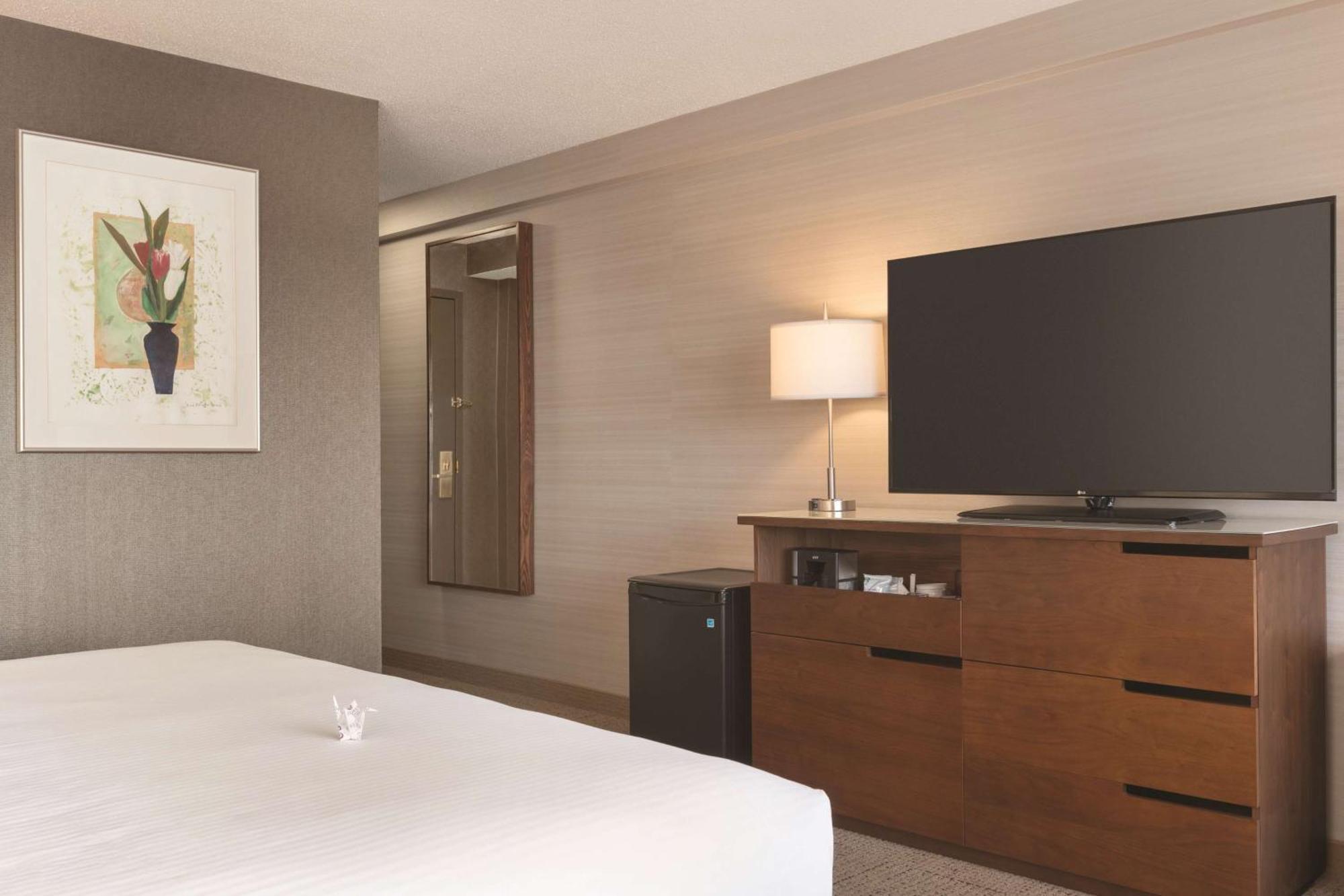 Coast Edmonton Plaza Hotel By Apa Ngoại thất bức ảnh