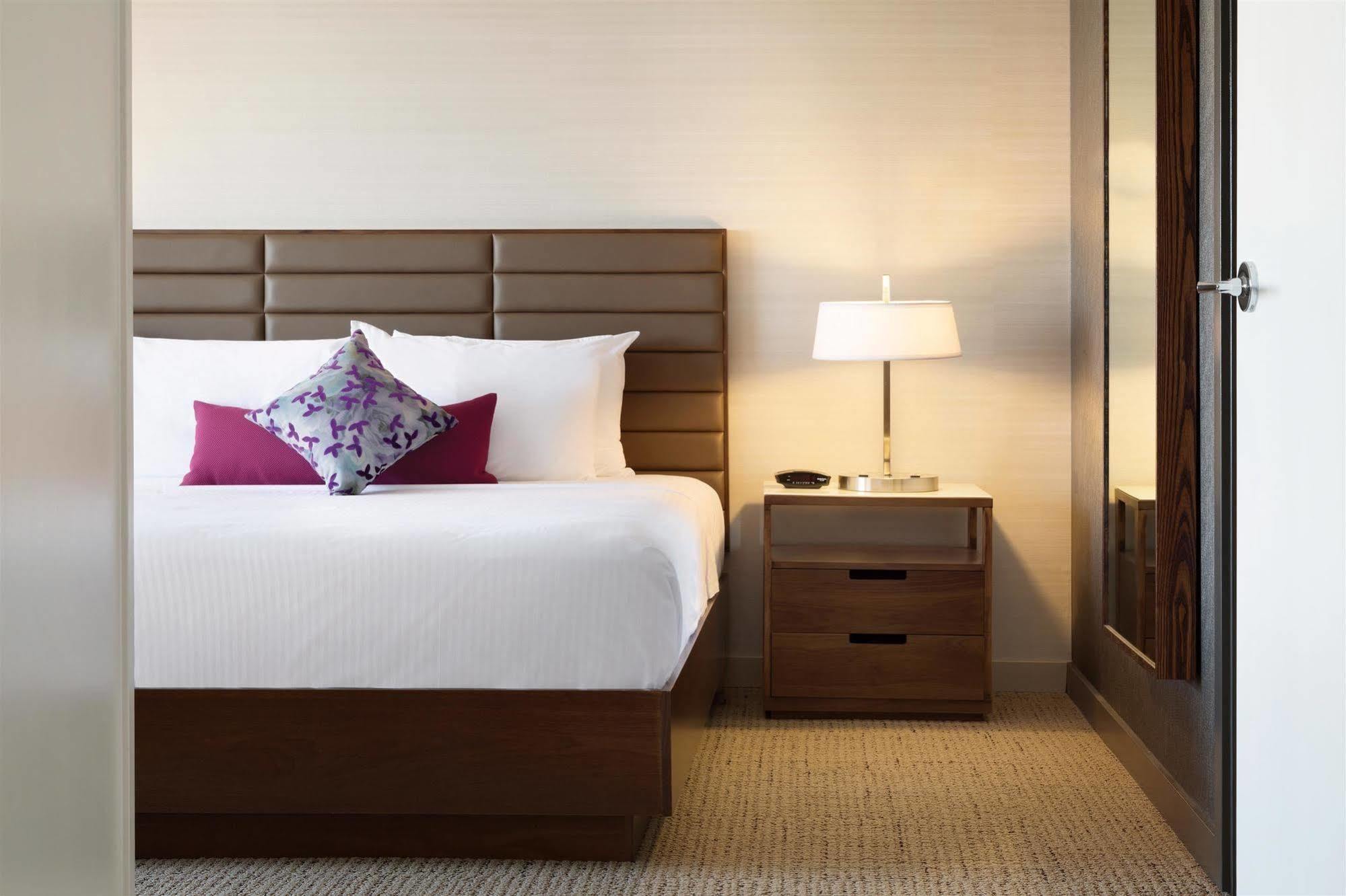 Coast Edmonton Plaza Hotel By Apa Ngoại thất bức ảnh